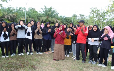 Menanam Harapan Baru: Warga SMA Negeri Pintar Provinsi Riau Tanam Cabai di Kebun Sekolah